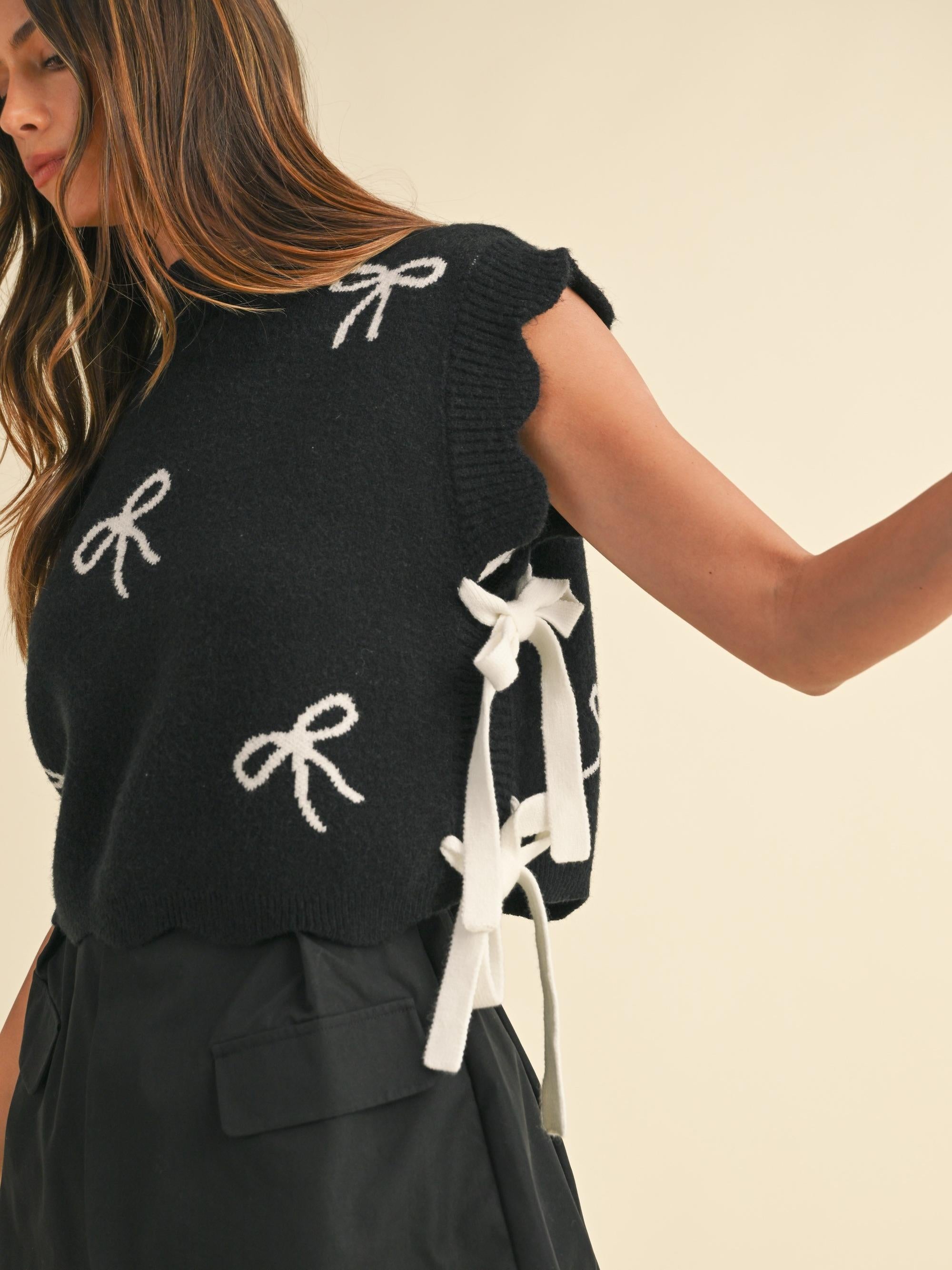 BOW PRINT KNIT SCALLOPED VEST WITH SIDE BOW