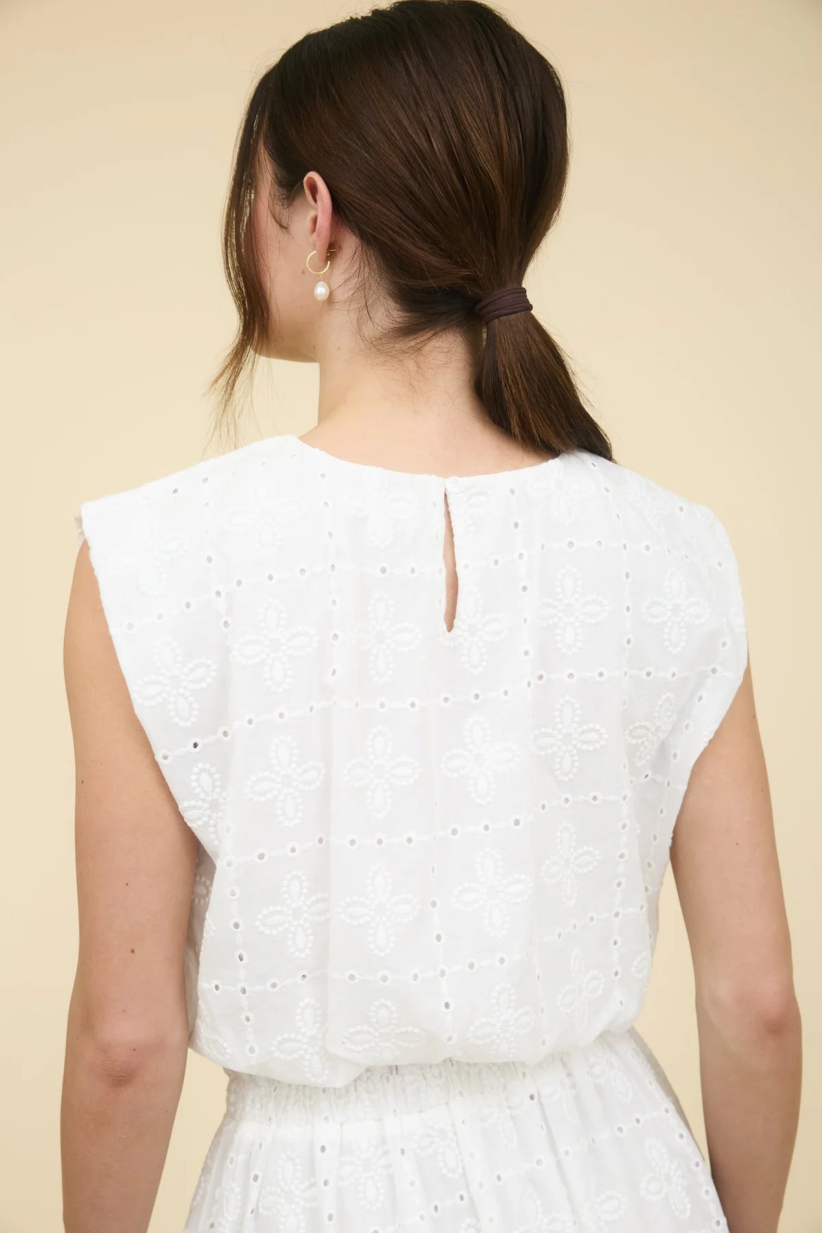 EYELET SLEEVELESS BALLOON HEM BLOUSE