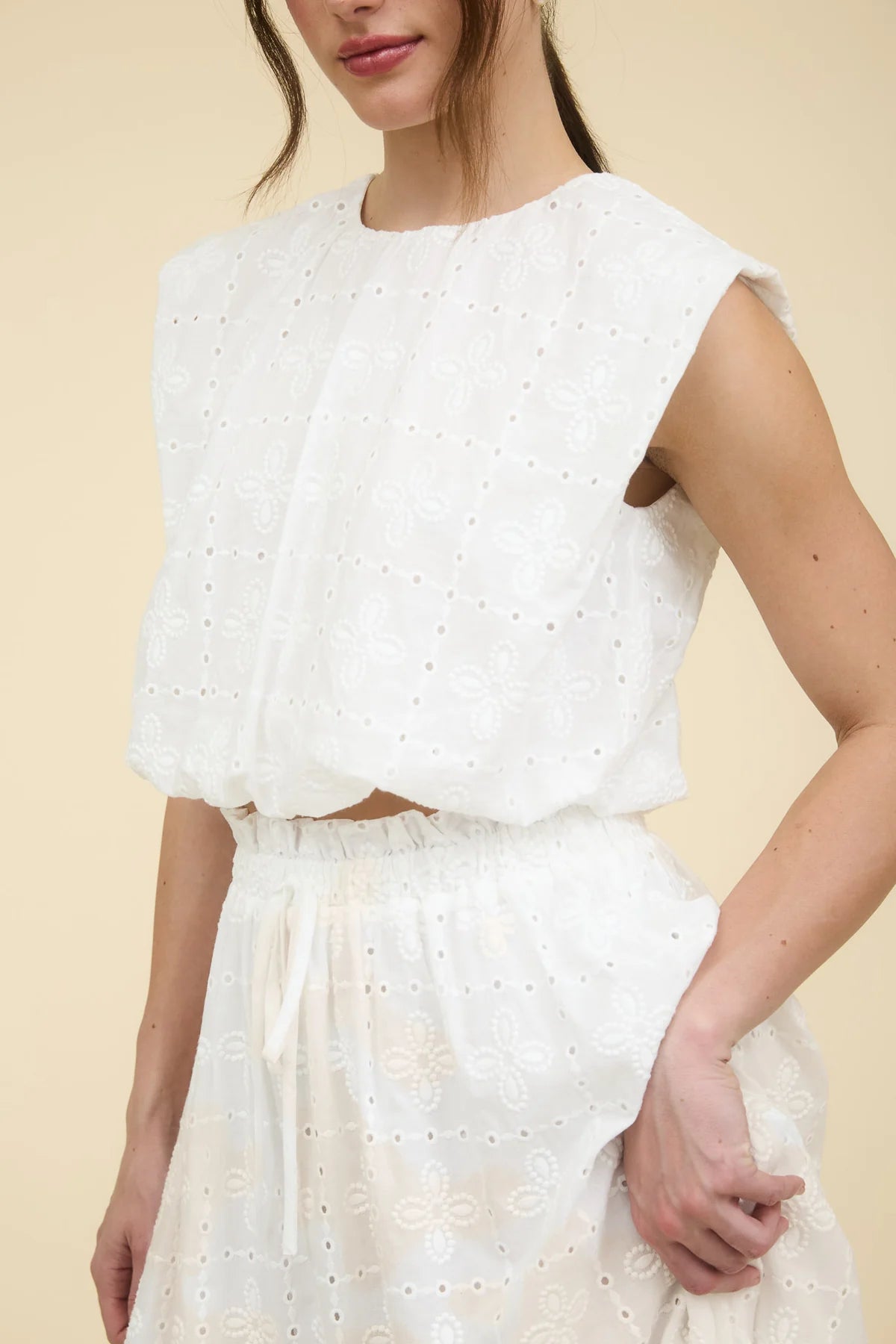 EYELET SLEEVELESS BALLOON HEM BLOUSE